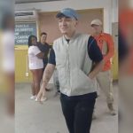 JOÃO GOMES DÁ ENTRADA EM PRIMEIRA CNH NA BAHIA E POSA COM FUNCIONÁRIOS DE ÓRGÃO DE TRÂNSITO