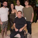 DE CADEIRA DE RODAS, FAUSTÃO FAZ RARA APARIÇÃO AO LADO DA FAMÍLIA NO ANIVERSÁRIO DA FILHA