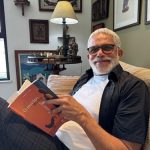 ATOR UBAITABENSE  URIAS LIMA LANÇA LIVRO DE ESTREIA COM SESSÃO DE AUTÓGRAFOS EM SALVADOR