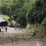 CICLISTA MORRE APÓS CARRETA COM CARGA DE GÁS TOMBA NA  BR-330, ENTRE UBATÃ E O TREVO DE UBAITABA