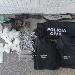 CASAL É PRESO COM MAIS DE MIL POÇÕES DE DROGAS E  14 CAMISAS FALSAS DA POLÍCIA CIVIL DA BAHIA