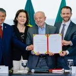 LULA REAJUSTA BENEFÍCIO DO BOLSA FAMÍLIA EM 15%; VALOR MÍNIMO SALTA PARA R$ 691
