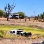 VAN COM NOVE OCUPANTES PERDE FREIO E VAI PARAR EM LAGOA NO INTERIOR DA BAHIA